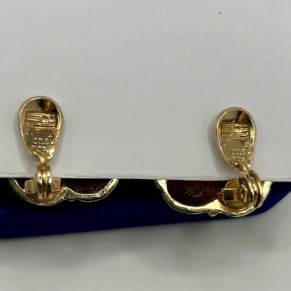 Monet Vintage 10k Gold Textured Shell Clip On Earrings - Picture 6 of 13